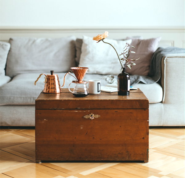 5 Sfeer interieur tips: Sfeer creëren in huis met persoonlijke accessoires als een oude kist als salontafel (Foto Deborah Diem, Unsplash.com  op DroomHome.nl)