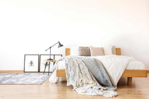 Rustgevende slaapkamer inrichting tips in wit, grijs en hout kleuren (Foto 123rf.com  op DroomHome.nl)