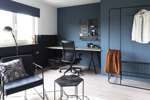 3 Slaapkamer make-overs voor .. mannen: Tienerkamer in blauw met bureau (Foto Dutch Style Company  op DroomHome.nl)