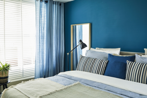 3 Slaapkamer make-overs voor .. mannen: Master bedroom – Linnen gordijnen Mala Himalaya van Romo (Foto Dutch Style Company  op DroomHome.nl)
