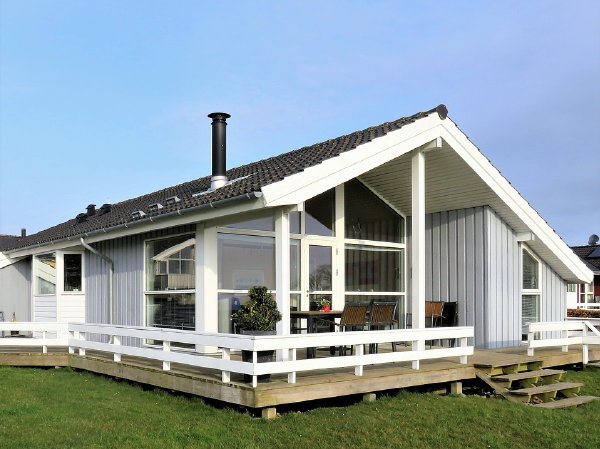 Terrasoverkapping bij houten huis – Scandinavisch wonen (Foto Sonnie Hiles , Unsplash.com  op DroomHome.nl)