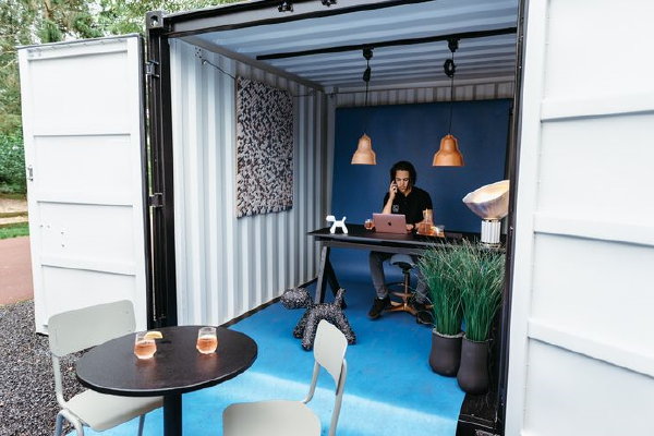 Thuiswerken in de tuin in een comfortabele zeecontainer: de C-Container (foto Courage Interieur  op DroomHome.nl)