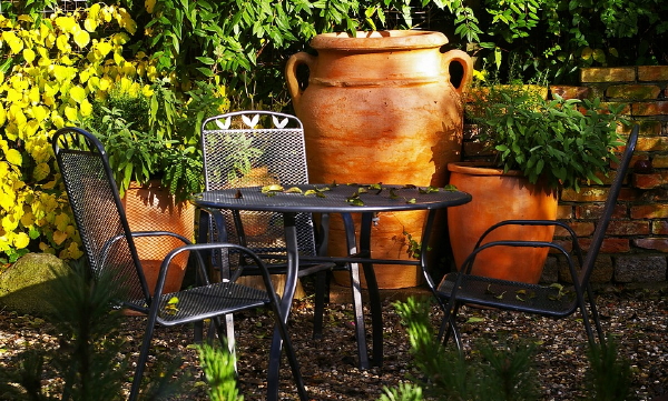 Gezellige tuin tips: terras met ongeglazuurde terracotta aardewerk tuinpotten (Foto Kriemer Pixabay.com, DroomHome.nl)