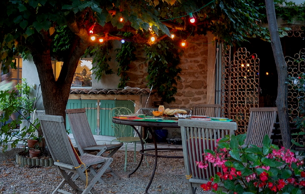 Gezellige tuin tips: terras met tuinmeubelen en led lampjes als sfeerverlichting ‘s avonds (Foto Pixabay.com, BarskeFranck op DroomHome.nl)