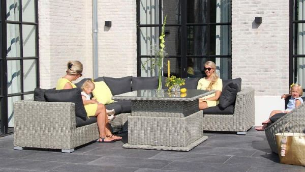 Gezellige tuin tips: terras met comfortabele wicker loungeset (Foto Tuinmeubelshop.nl,   DroomHome.nl)