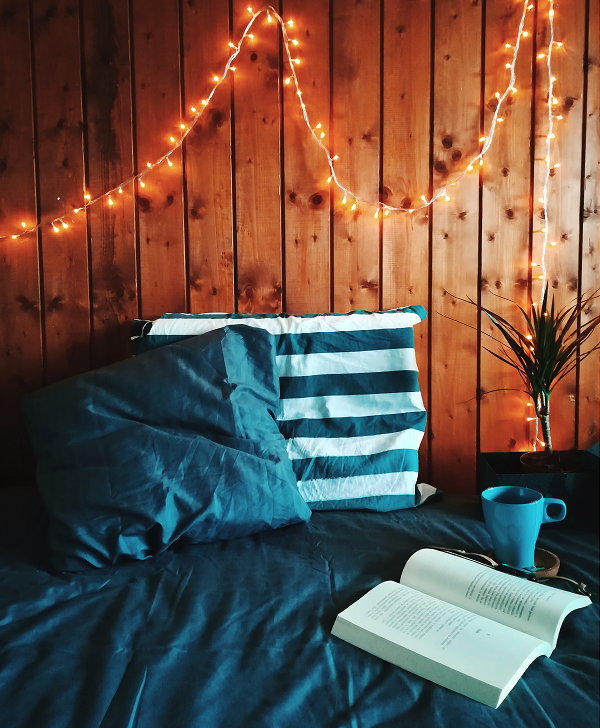 Maak van tuinhuis en blokhut een fijn gastenverblijf in de tuin – Slaapkamer (Foto Boris Ivanovic, Unsplash.com  op DroomHome.nl)