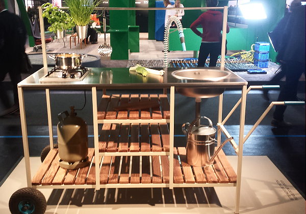 Maak van tuinhuis en blokhut een fijn gastenverblijf in de tuin – Mobiele buitenkeuken op beurs Imm Cologne 2019 (Foto van DroomHome.nl)