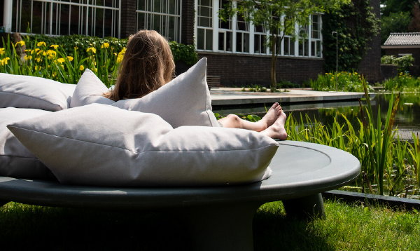 The Flying Dishman – outdoor lounge eiland van gerecycled plastic met kussens, design Joep van Lieshout (Foto Weltevree  op DroomHome.nl)