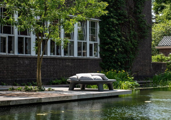 The Flying Dishman – outdoor daybed van gerecycled plastic, design Joep van Lieshout (Foto Weltevree  op DroomHome.nl)