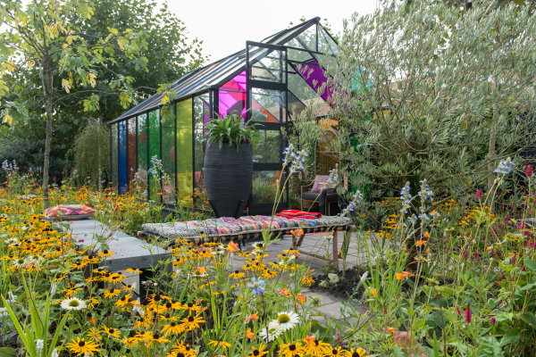Tuintrend 2020: Blended Cultures met volop planten en bomen en een kas. (Foto Tuinbranche Nederland, Maayke de Ridder  op DroomHome.nl) 