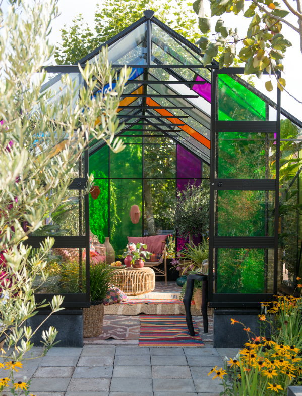 Tuintrend 2020: Blended Cultures met een zitje in de kas. (Foto Tuinbranche Nederland, Maayke de Ridder  op DroomHome.nl) 