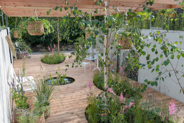 Tuintrend 2020: Inner Retreat met terras, pergola, plantenborders en een vijver. (Foto Tuinbranche Nederland, Maayke de Ridder  op DroomHome.nl) 