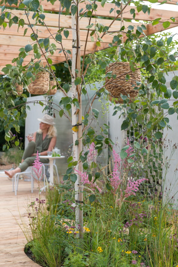 Tuintrend 2020: Inner Retreat met terras, pergola, borders met planten en bomen en een vijver. (Foto Tuinbranche Nederland, Maayke de Ridder  op DroomHome.nl) 