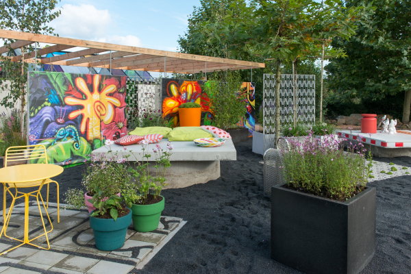 Tuintrend 2020: Street Savage met plantenpotten en straatmeubilair. (Foto Tuinbranche Nederland, Maayke de Ridder  op DroomHome.nl) 