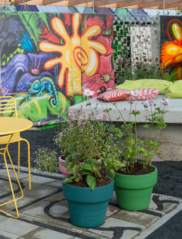 Tuintrend 2020: Street Savage met plantenpotten, straatmeubilair en graffiti kunst. (Foto Tuinbranche Nederland, Maayke de Ridder  op DroomHome.nl) 