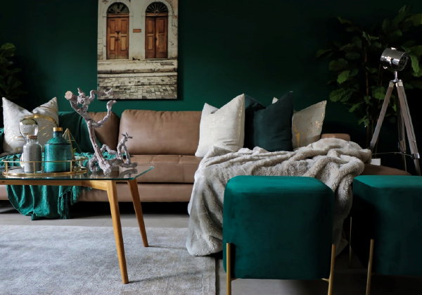 Velours meubelen woontrend: Velours poef groen – turquoise pouf (Foto Devon Janse van Rijnsberg, Unsplash.com  op DroomHome.nl)