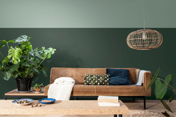 Intense kleur verf Flexa Pure groen op de woonkamer muur (Foto Flexa  op DroomHome.nl)