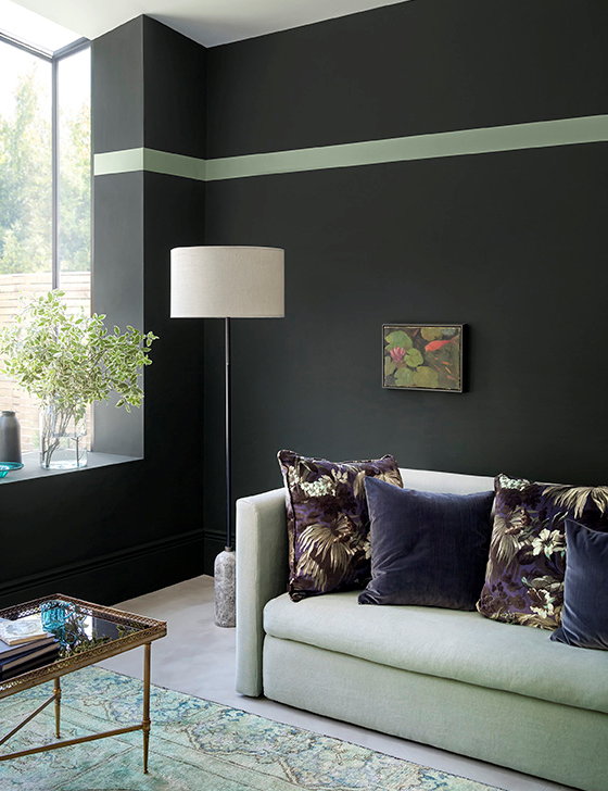 Paint Library – verf collectie Monochrome – woonkamer: ilex, raw chalk, sobek (Foto Paint Library  op DroomHome.nl) 