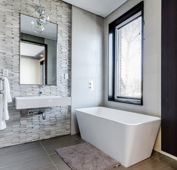 Welke vloer is beste voor de badkamer? Tegels, PVC vloer en PU gietvloer  (Foto chastity cortijo, Unsplash.com  op DroomHome.nl)