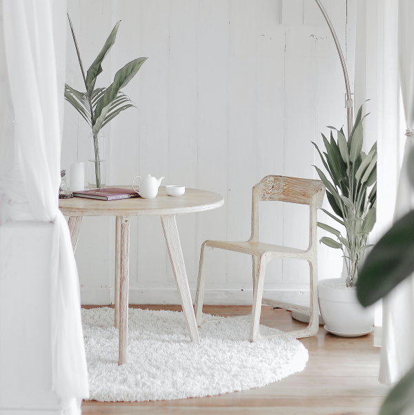 Vloerkleden tips & alle voordelen! – Wit rond vloerkleed in de woonkamer (Foto Hutomo Abrianto, Unsplash.com  op DroomHome.nl)