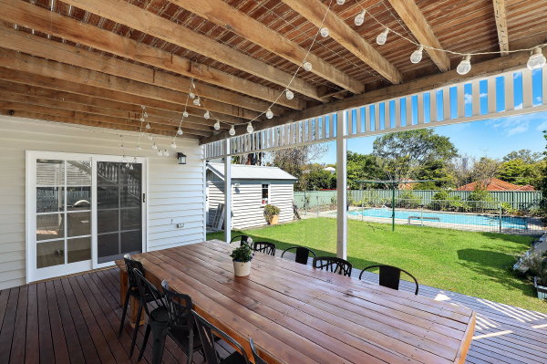 Vurenhout in de tuin – vurenhout tafel, tuinhuis en overkapping (Foto NTWRK, Pexels.com  op DroomHome.nl)