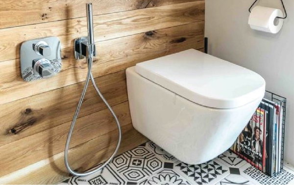 Badkamerinspiratie – WC hangend toilet met houten achterwand (Foto verstrekt door Superbath.nl  op DroomHome.nl)