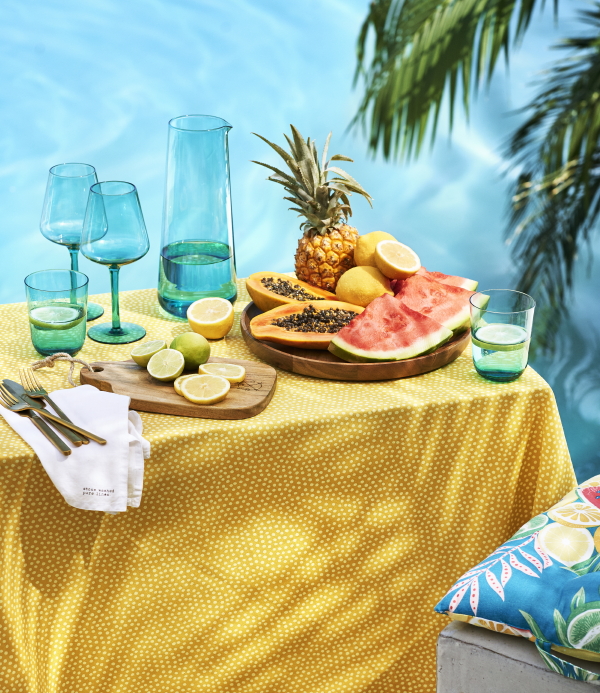H&M Home woontrend zomer 2018 – H&M tropische zomer collectie met kleurrijke kussens, waterkan, glazen en serveerplanken (Foto H&M Home  op DroomHome.nl)
