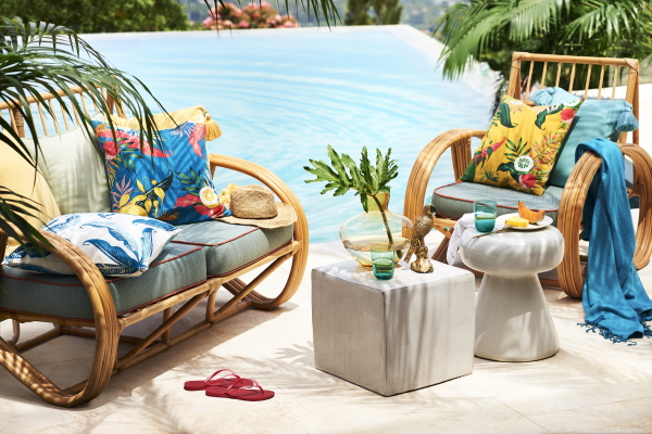 H&M Home woontrend zomer 2018 – H&M tropische zomer collectie met kleurrijke kussens, plaids, glazen en vazen – MEER H&M Home inspiratie… (Foto H&M Home  op DroomHome.nl)