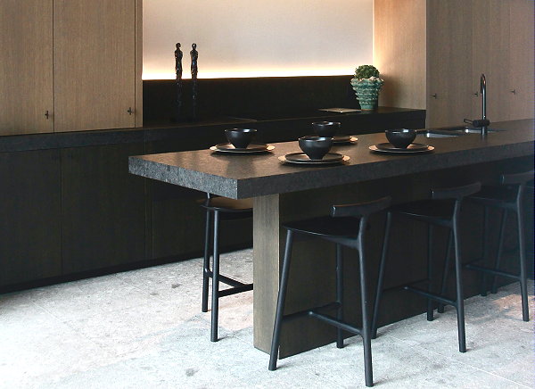 Zwarte spoelbak in een donkere design keuken (Foto Jean Philippe Delberghe, Unsplash.com  op DroomHome.nl)