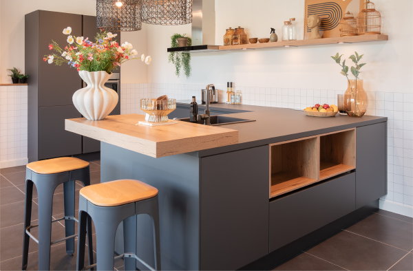 Moderne keuken met bar - Keukenwinkel I-KOOK Amersfoort Vathorst