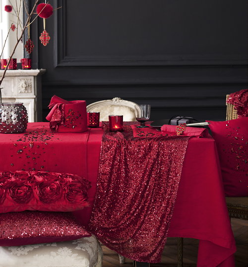 Kerst 2012 - Trendy H&M Kerstcollectie 2012 - H&M Kerstdecoratie & H&M Kersttafel Versiering, Kerst servies & Kussens in Kerst Thema 'Dazzling Red'- Meer Kerst ... (Foto H&M  op DroomHome.nl)