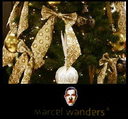 Glitter & Glamour Kerstdecoratie Trends: Ontwerper Marcel Wanders Strikken voor in de Kerstboom - Meer Marcel Wanders Kerst Collectie... (Foto Marcel Wanders Kerstdecoratie voor de Bijenkorf, door DroomHome.nl)