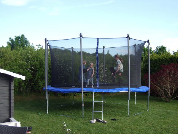 Geschiedenis van trampolines en nieuw: airtracks – Trampoline in de tuin (Foto: Kamazoo, Pixabay)