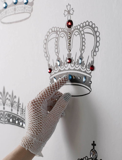 Koninklijke Kroontjes! - Crowns & Coronets Graham & Brown Behang met Kronen & Tiara's en Zelfklevende Juwelen - MEER Behang ... (Foto Graham & Brown Wallpaper Crowns & Coronets  op DroomHome.nl)
