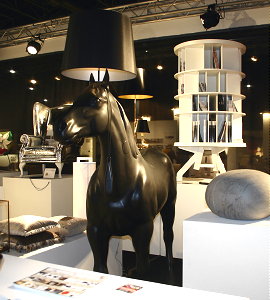 Dieren in Interieur Design - Moooi! Horse Lamp & Eric Kuster Fauteuil - MEER MOOOI! ... (Foto Moooi Horse Lamp op Woonbeurs Design Gallery  door DroomHome.nl)   