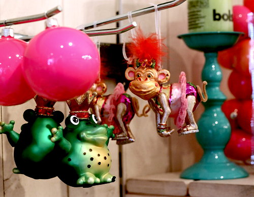 Intratuin Kerst Trends 2013 - Let The Magic Begin, 4 Sfeervolle Intratuin Kersttrends 2013 in Kerstdecoratie & Kerstboom Kerstversiering & Kerstballen en Figuren in Vrolijke Kleuren met Kaarsen & Kandelaars - MEER Kerst... (Foto Intratuin Kerstdecoratie 2013  op DroomHome.nl)