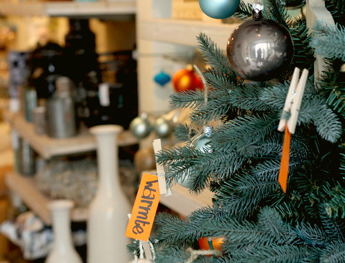 Intratuin Kerst Trends 2013 - Let The Magic Begin, 4 Sfeervolle Intratuin Kersttrends 2013 in Kerstdecoratie en Kerstbomen met Knijpertjes met Kerstwensen als Kerstversiering - MEER Kerst... (Foto Intratuin Kerstdecoratie 2013  op DroomHome.nl)