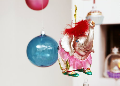 Kersttrends in 3 Kerst Stijlen - Snoephuisje! - Zoete Kerst Kleuren & Sprookjesachtige Kerstballen van Intratuin - Meer Kerstdecoratie... (Foto Perscentrum Wonen  op DroomHome.nl)