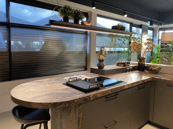 Keukenwinkel Zoetermeer – KeukenCoach Studio kookeiland met bar (Foto: DroomHome.nl)