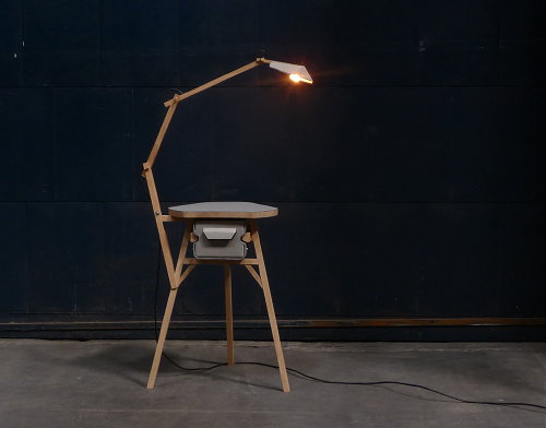 Milaan Beurs - Salone del Mobile Nieuw Cradle tot Cradle Design - Jeroen Wand Stool Light Dresser, Stiel Kapstok & Licht in  Eén- MEER Design ....  (Foto Perscentrum Wonen  op DroomHome.nl)