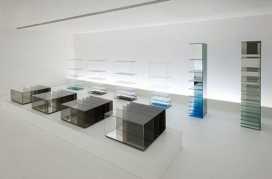 Milaan Beurs - Salone del Mobile Design Must Haves 2013 - Dilmos Glassworks Glazen Kasten met Kleurverloop - MEER Design ....  (Foto Perscentrum Wonen  op DroomHome.nl)