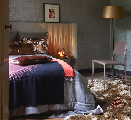 Slaapkamer Trend Love Luxury - Bedtextiel van Mrs.Me - Satijnen Dekbedovertrek, Mohair Plaid en Kussens van Leer - Meer Slaapkamer ... (Foto Perscentrum Wonen  op DroomHome.nl)