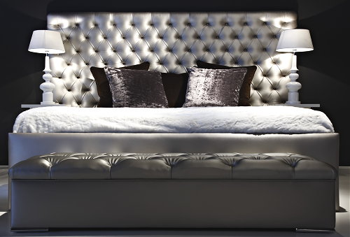 Slaapkamer Trend Love Luxury - Macazz Bed met Gecapitonneerde Hoofdbord & Glanzende Stof - Meer Slaapkamer ... (Foto Perscentrum Wonen  op DroomHome.nl)