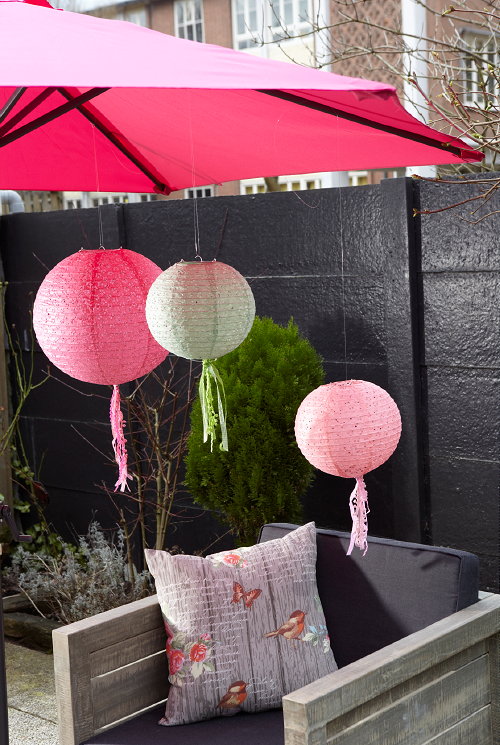 Tuin & Terras Trend 2013 - Très Tropicana - Tropische Tuinstijl in Felle Kleuren als Fuchsia, Paars & Geel in Tuinaccessoires en Stoere Verweerde Tuinmeubelen - MEER Tuin & Terras ... (Foto Perscentrum Wonen  op DroomHome.nl)