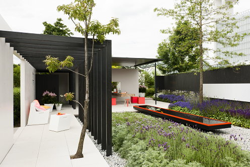 Tuintrend - Tuinontwerp Let Me Glow Garden - Strakke Tuin met Vrolijk Gekleurde Design Tuinaccessoires & Tuinmeubels en Modern Terras met Beplanting en Bomen. MEER Tuintrends... (Foto Perscentrum Tuinen  op DroomHome.nl)