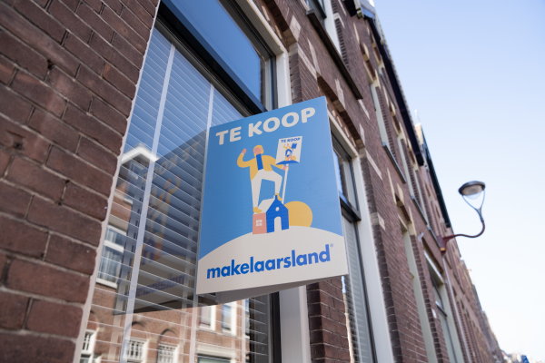 Verkoop huis? Online makelaar! – verkoopbord op woning van Makelaarsland