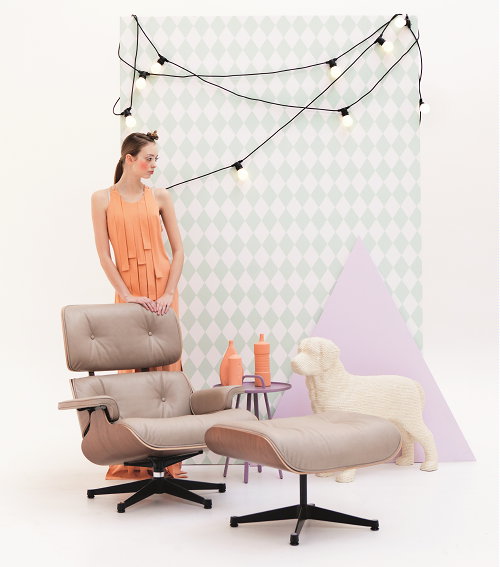 Zomer Woontrend 2013 - Cirque d'Interieur - Show Interieur in Pastel Kleuren - Lounge Chair van Charles & Ray Eames in Taupe Kleur via Vitra - Design MEER ... (Foto Perscentrum Wonen  op DroomHome.nl)
