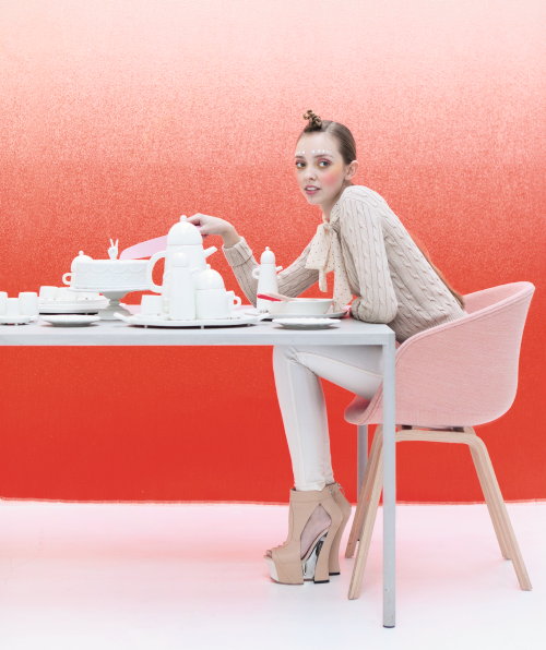 Zomer Woontrend 2013 - Cirque d'Interieur - Show Interieur in Pastel Kleuren - M&P Cazzaniga Tafel Steel & About a Chair Stoel van Hee Welling voor Hay - Design MEER ... (Foto Perscentrum Wonen  op DroomHome.nl)
