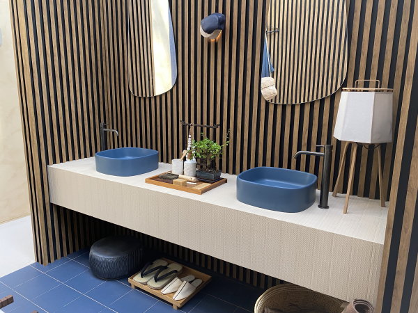 Woontrends 2024: kleuren & materialen: Japandi badkamer met houten badmeubel en blauwe wasbakken