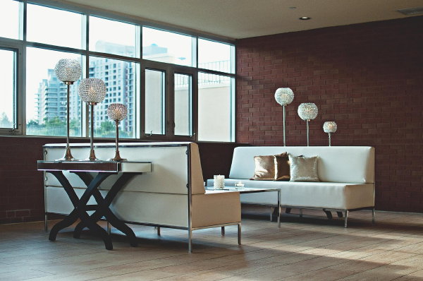 Houten kozijnen in luxe appartement woonkamer (Foto: Pexels, Pixabay)